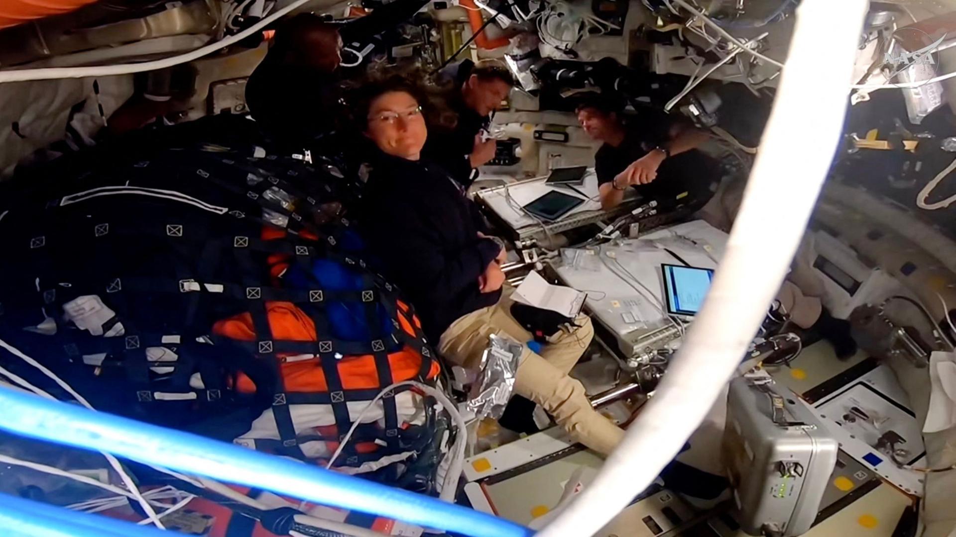 "Artemis 2"-Crew weiter von Erde entfernt als jemals Menschen zuvor  

Die "Artemis