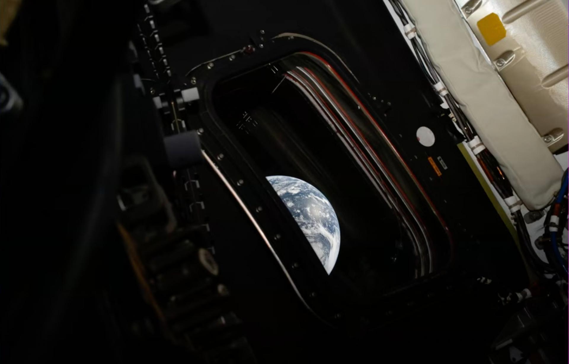 Bliž&scaron;ie k Mesiacu ako k Zemi. Artemis II je za polovicou cesty, NASA uk&aacute;zala