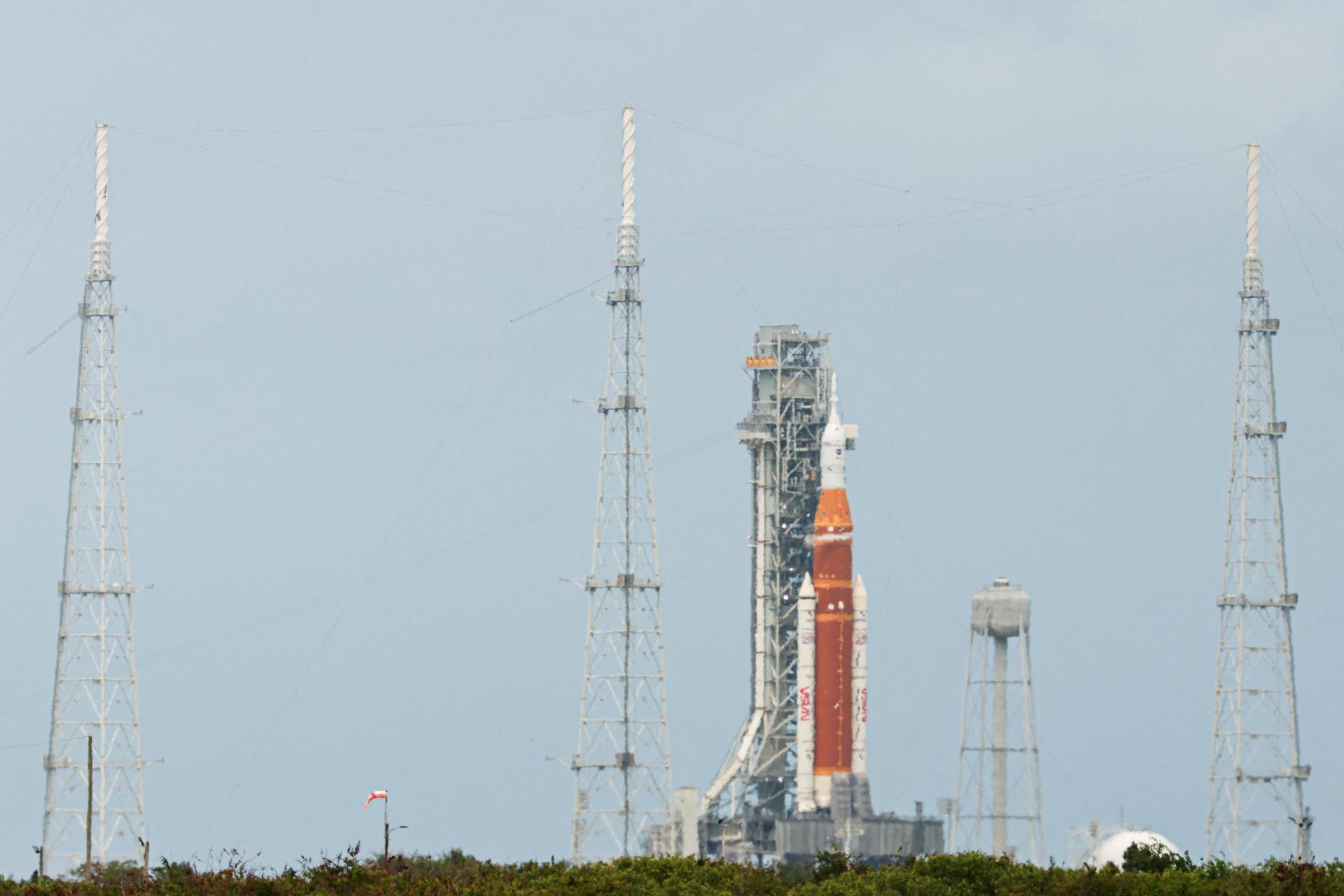 NASA začala dopĺňať palivo do superťažkej nosnej rakety pred &scaron;tartom misie Artemis 2 k