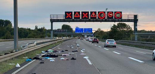 Oberbayern: Dachbox &ouml;ffnet sich auf der Autobahn &ndash; Unfall mit vier Autos

Auf der A8 in