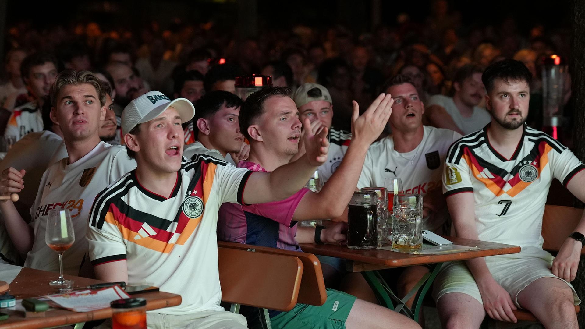 Vor dem Sechzehntelfinale: Fans zwischen Hoffnung und Zweifel

Nach der WM-Niederlage gegen Ecuador